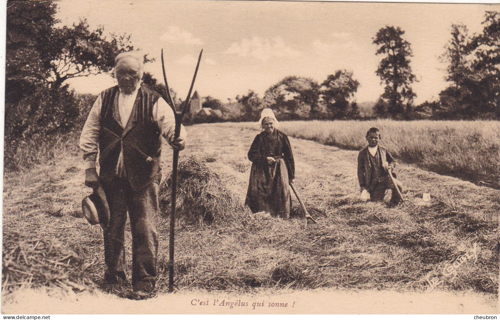 NORMANDIE PITTORESQUE.CPA. PAYSANS DANS LES CHAMPS ." C'EST L'ANGELUS QUI SONNE ". PHOTO LE GOUBEY .+ TEXTE - Basse-Normandie