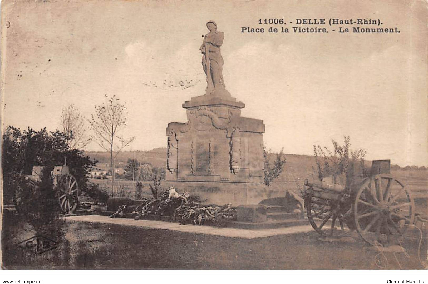 DELLE - Place La Victoire - Le Monument - Très Bon état - Sonstige & Ohne Zuordnung