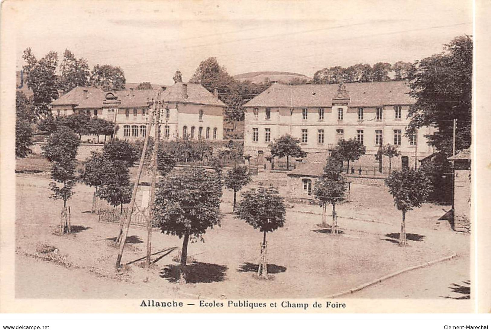 ALLANCHE - Ecoles Publiques Et Champ De Foire - Très Bon état - Allanche