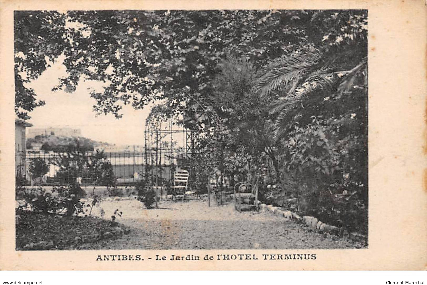 ANTIBES - Le Jardin De L'Hotel Terminus - Très Bon état - Antibes - Oude Stad
