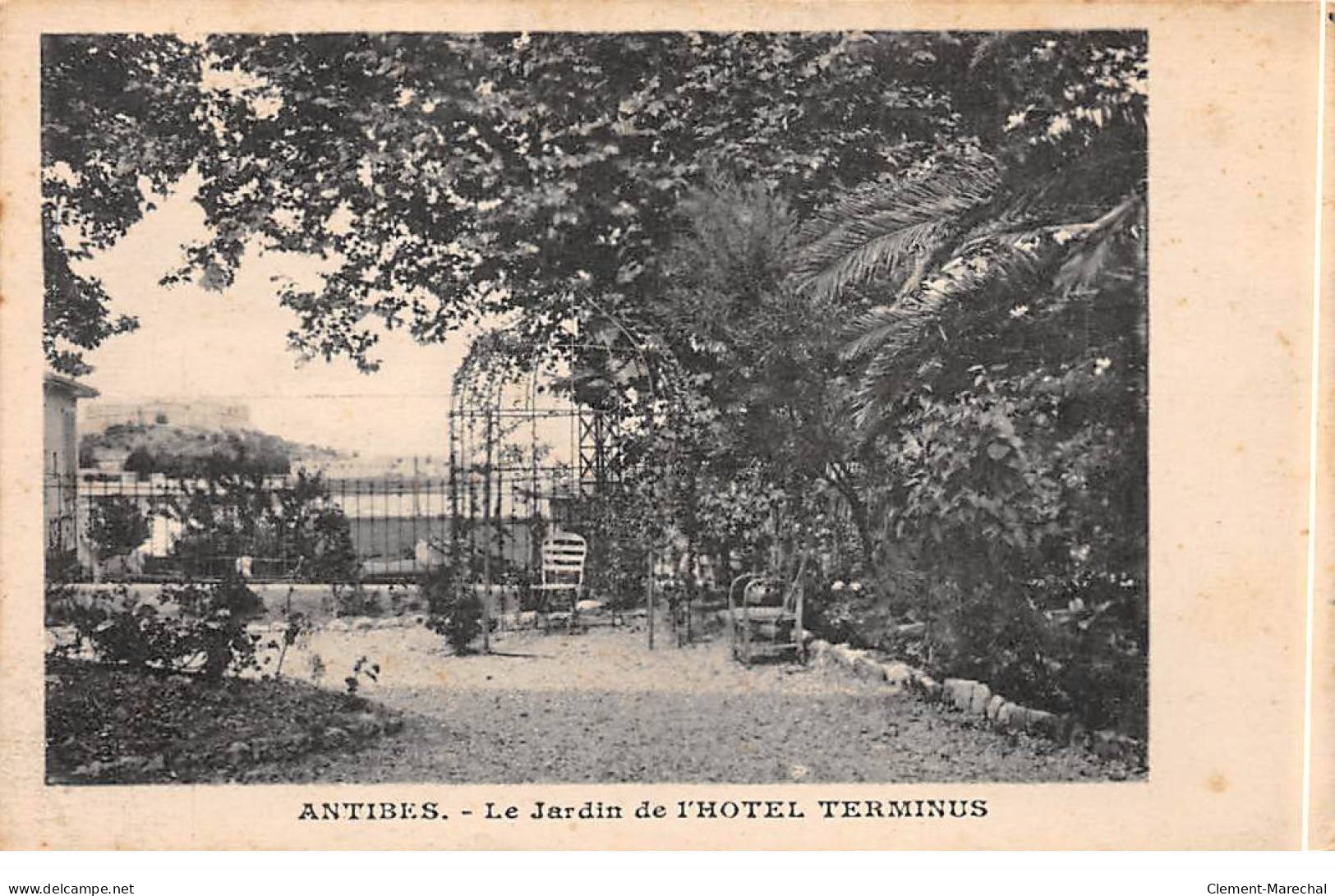 ANTIBES - Le Jardin De L'Hotel Terminus - Très Bon état - Antibes - Vieille Ville