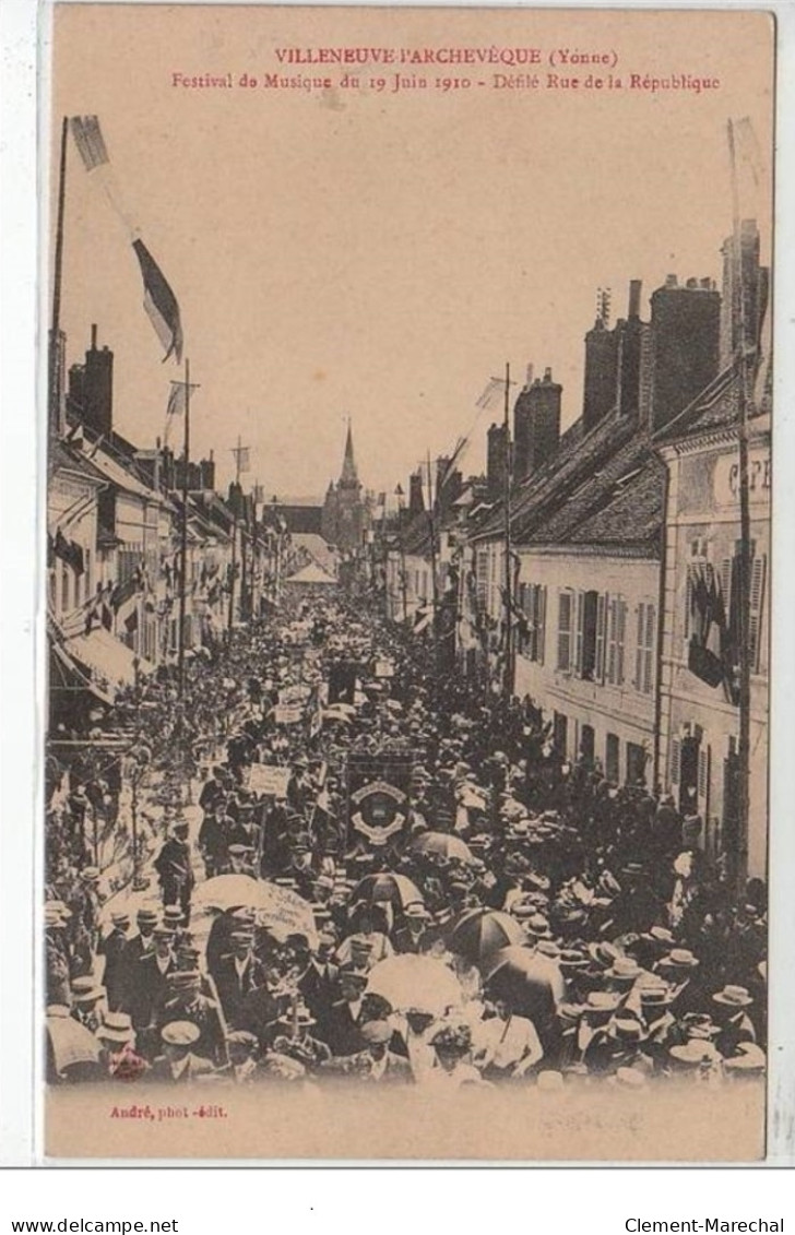 VILLENEUVE L'ARCHEVEQUE : Festival De Musique 19 Juin 1910 - Défilé Rue De La République - Très Bon état - Villeneuve-l'Archevêque