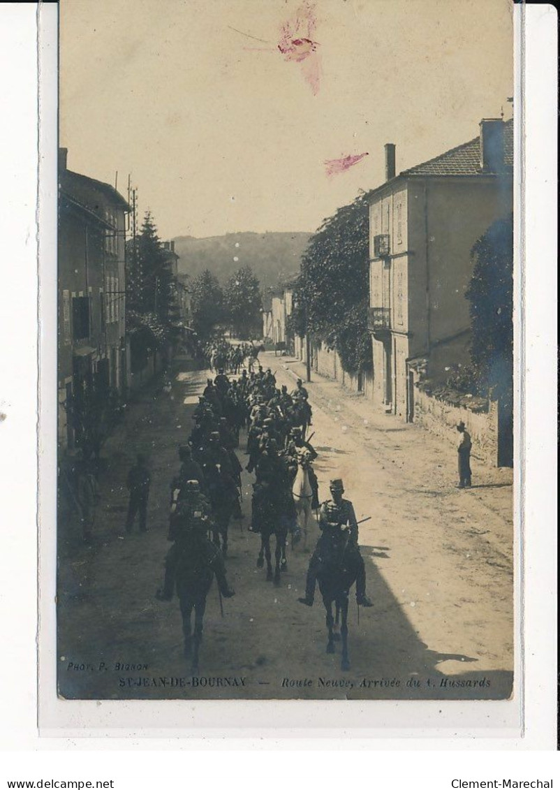 ST-JEAN-DE-BOURNAY : Route Neuve, Arrivée Du 1. Hussards - état - Saint-Jean-de-Bournay