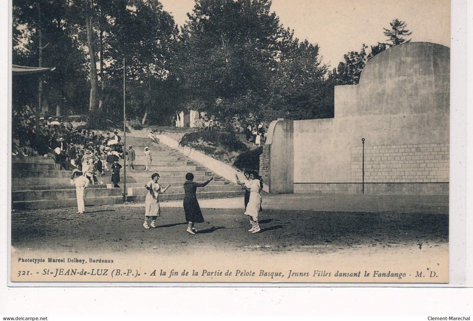 SAINT-JEAN De LUZ : A La Fin De La Partie De Pelote Basque Jeunes Filles Dansant Le Fandango - Tres Bon Etat - Saint Jean De Luz