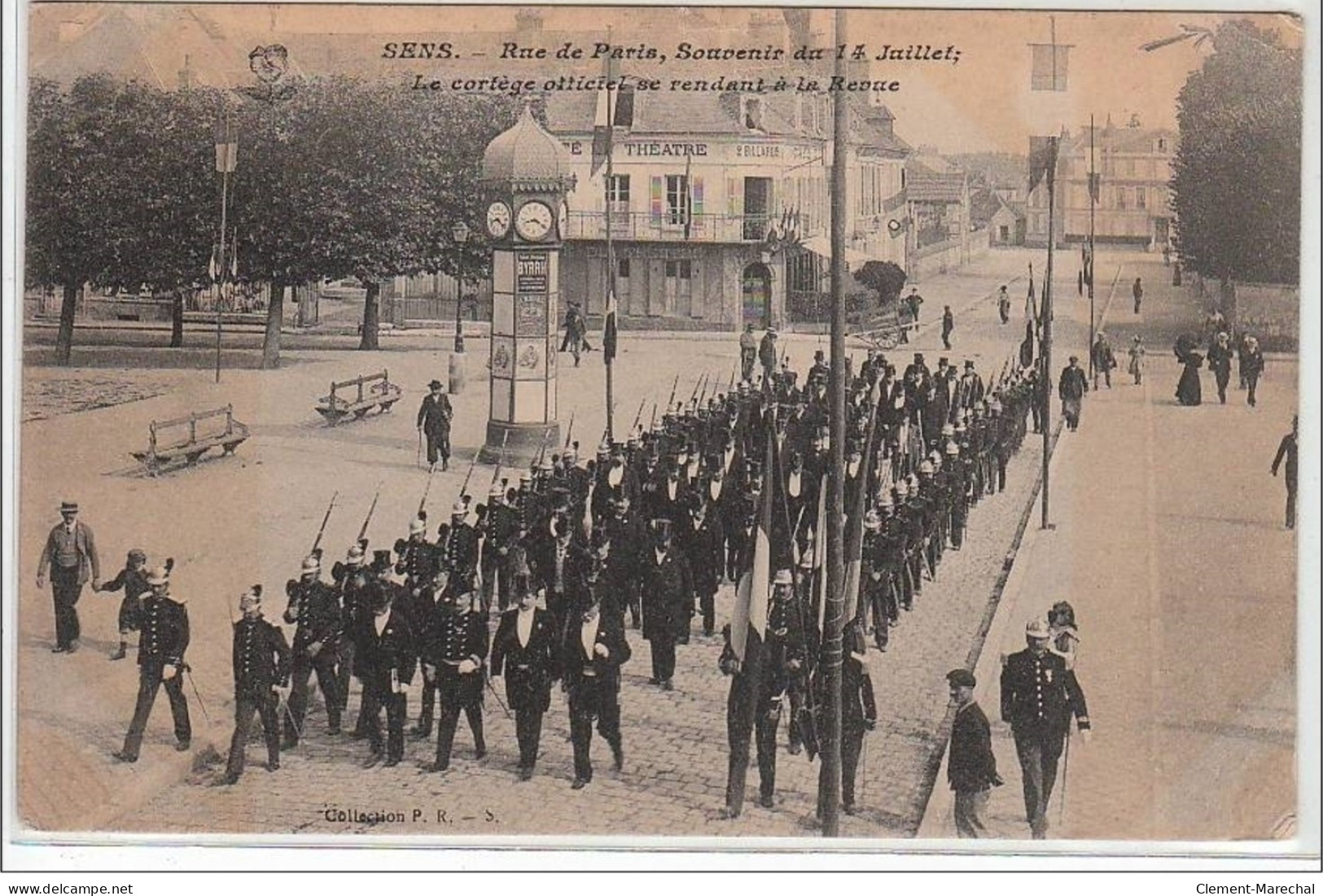 SENS : Rue De Paris, Souvenir Du 14 Juillet - Le Cortège Officiel Se Rendant à La Revue - état - Sens