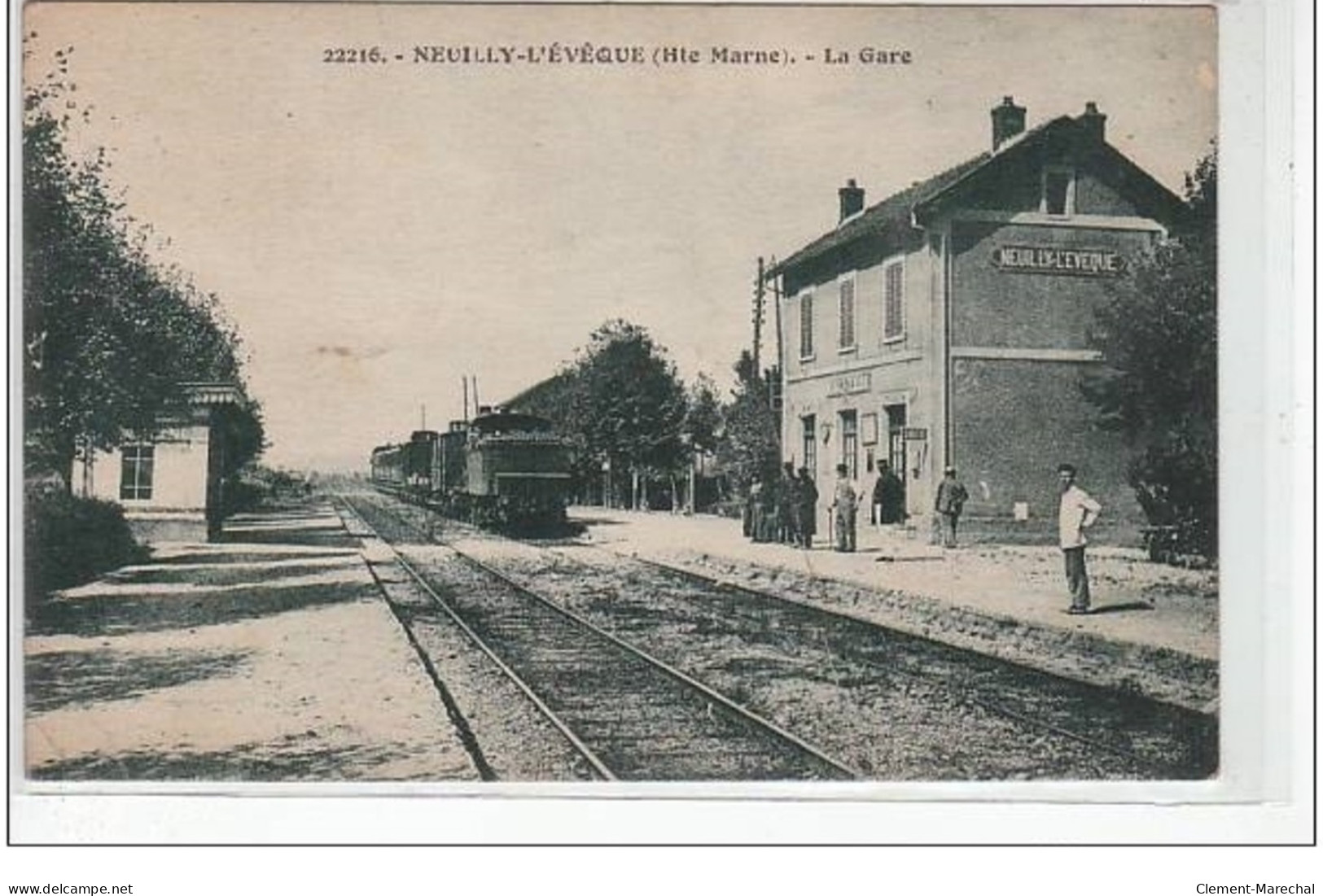 NEUILLY L'EVEQUE : La Gare - état (plusieurs Pliures) - Neuilly L'Eveque