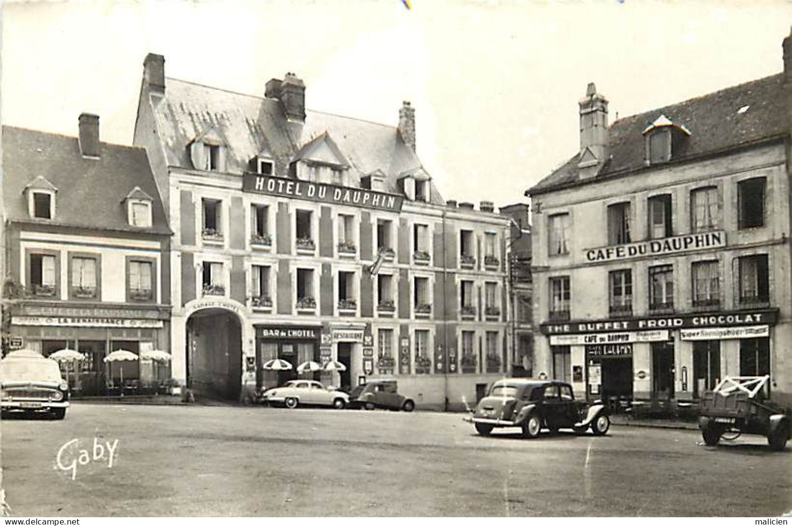 - Orne -ref-B769- L Aigle - Laigle - Place Des Halles - Hôtel Du Dauphin - Café De La Renaissance - Voitures - Gaby N°19 - L'Aigle