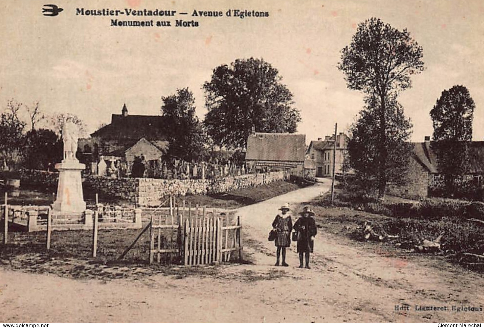 MOUSTIER-VENTADOUR : Avenue D'egletons, Monument Aux Morts - Tres Bon Etat - Other & Unclassified