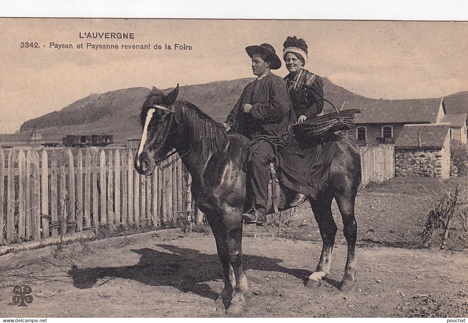 Z+ Nw- L'AUVERGNE - PAYSAN ET PAYSANNE REVENANT DE LA FOIRE - CHEVAL - Auvergne