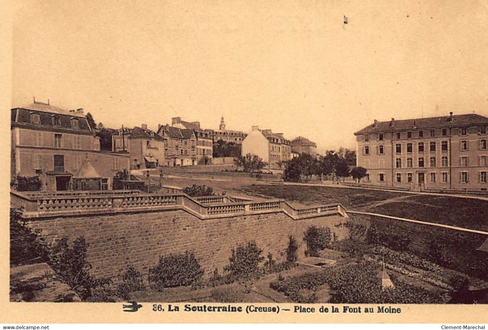 LA SOUTERRAINE : Place De La Font Au Moine - Tres Bon Etat - La Souterraine