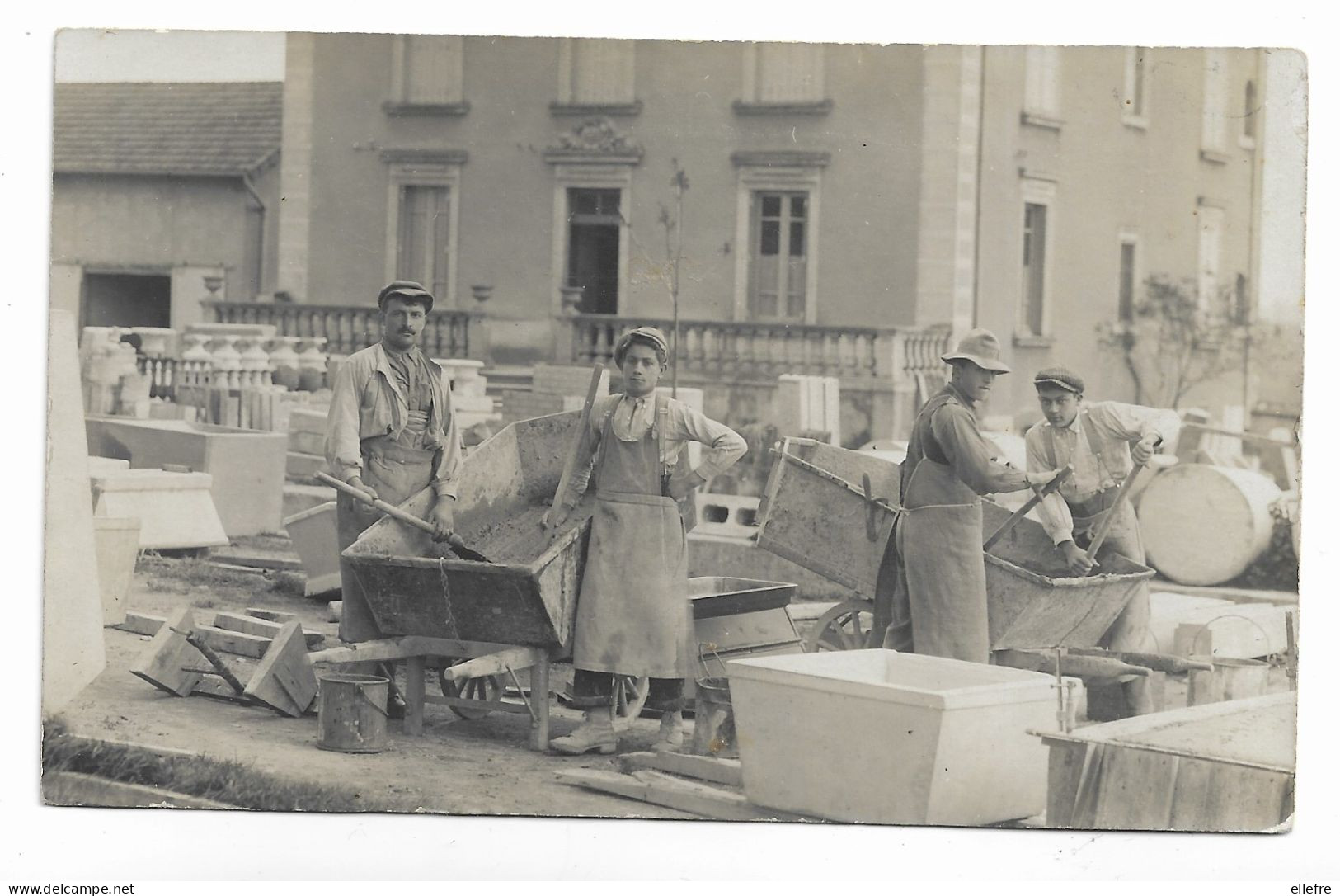 CPA Carte Photo  Chantier De Construction - Ouvrier Maçon Bac à Ciment -construction D'une Maison - Carte à Localiser - Otros & Sin Clasificación