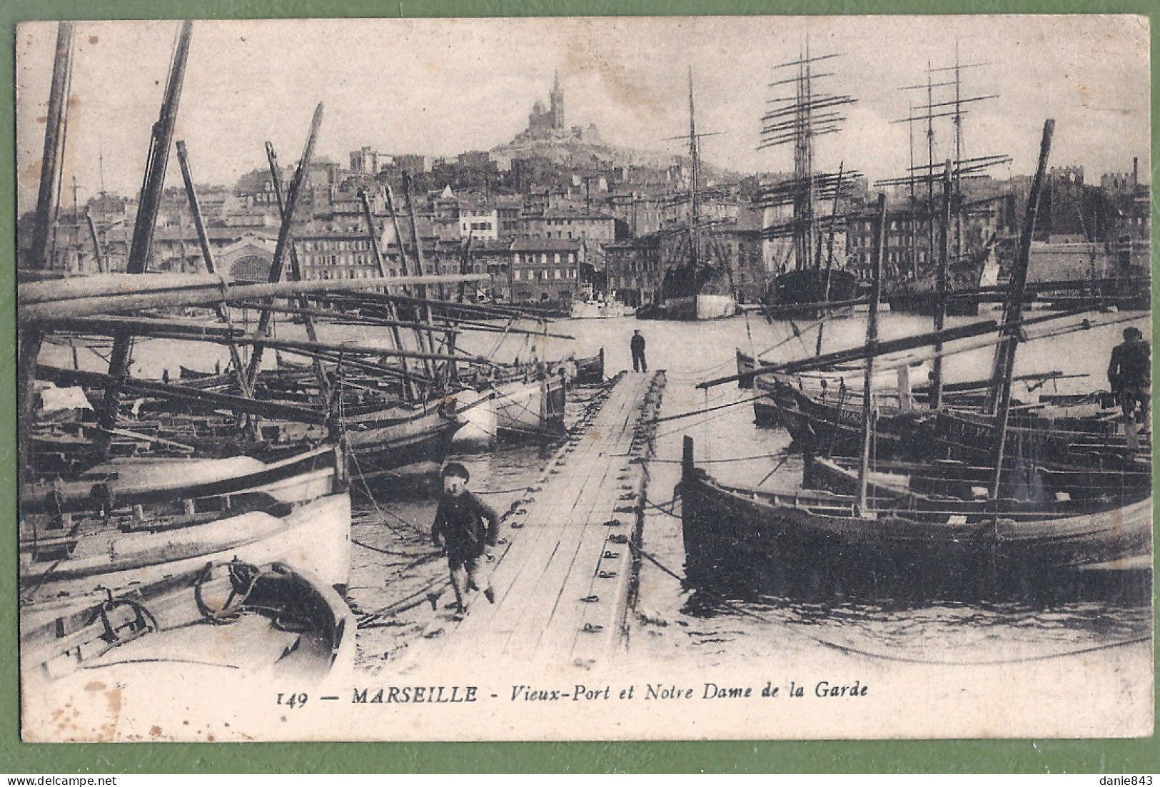 CPA  - BOUCHES DU RHONE - MARSEILLE - VIEUX PORT ET NOTRE DAME DE LA GARDE - Animation, Barques De Pêche à Quai - Old Port, Saint Victor, Le Panier