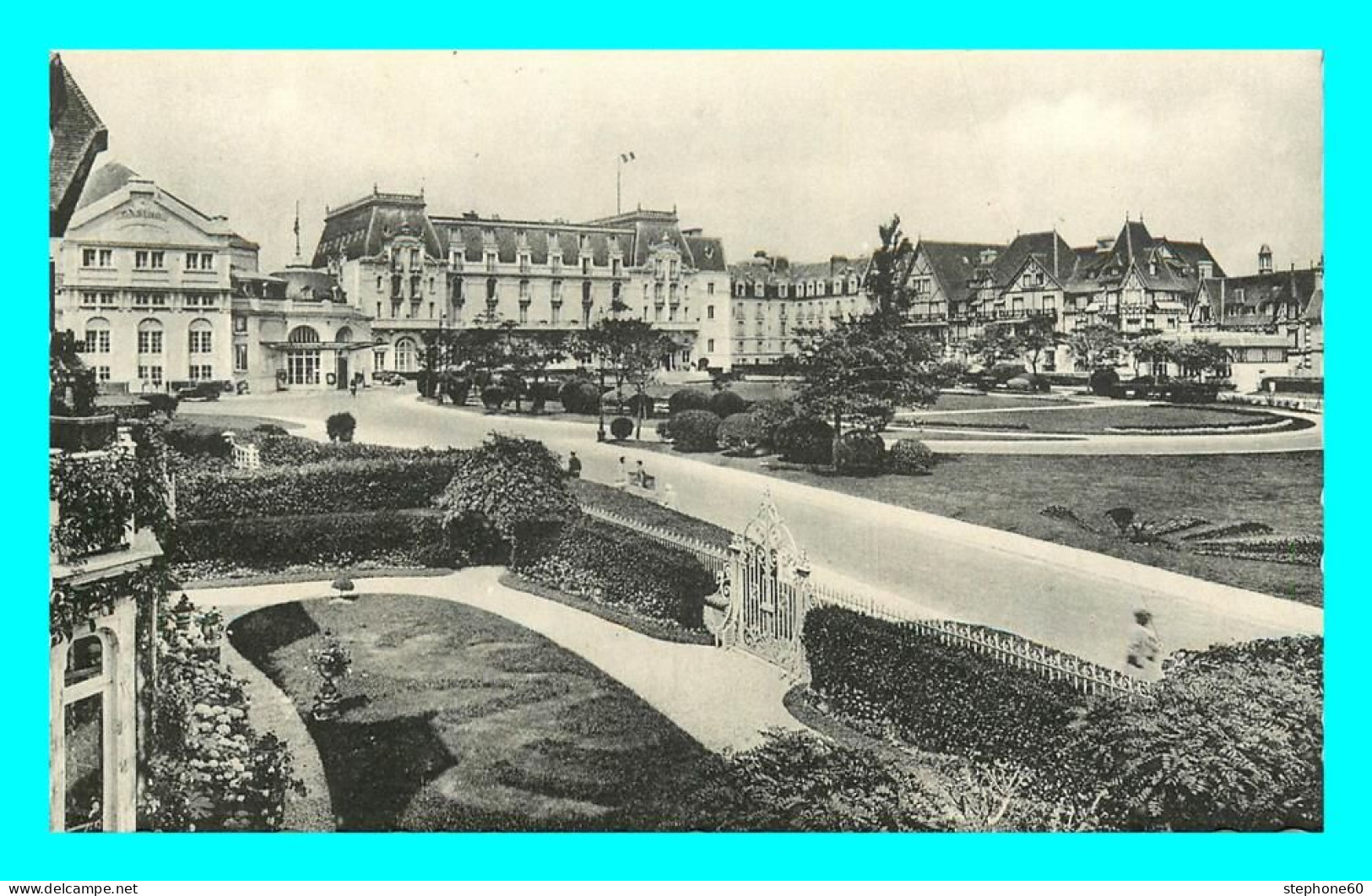 A851 / 419 14 - CABOURG Jardins Du Casino Et Le Grand Hotel - Cabourg