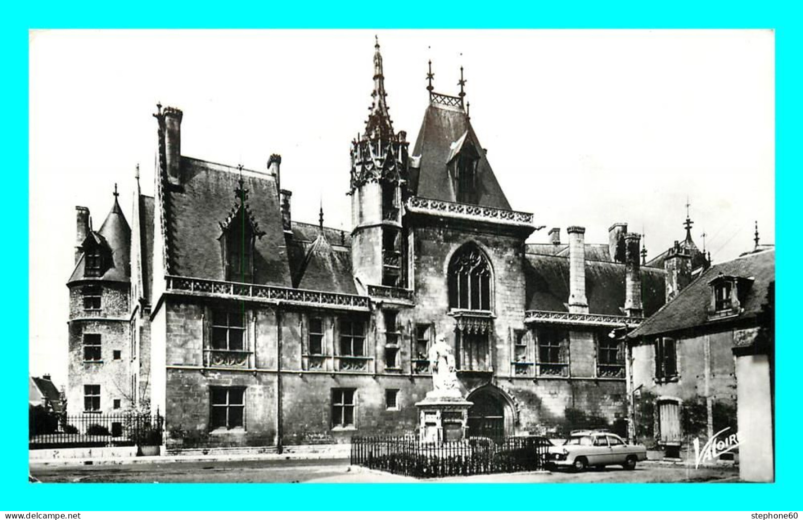 A844 / 363 18 - BOURGES Facade Du Palais Jacques Coeur ( Timbre - Voiture ) - Bourges