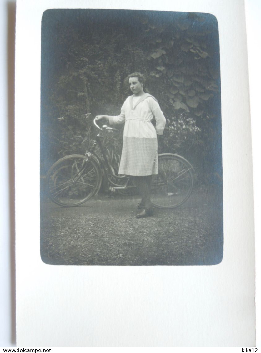 Carte Photo    Femme Avec Vélo Bicyclette       CP240243 - Non Classés