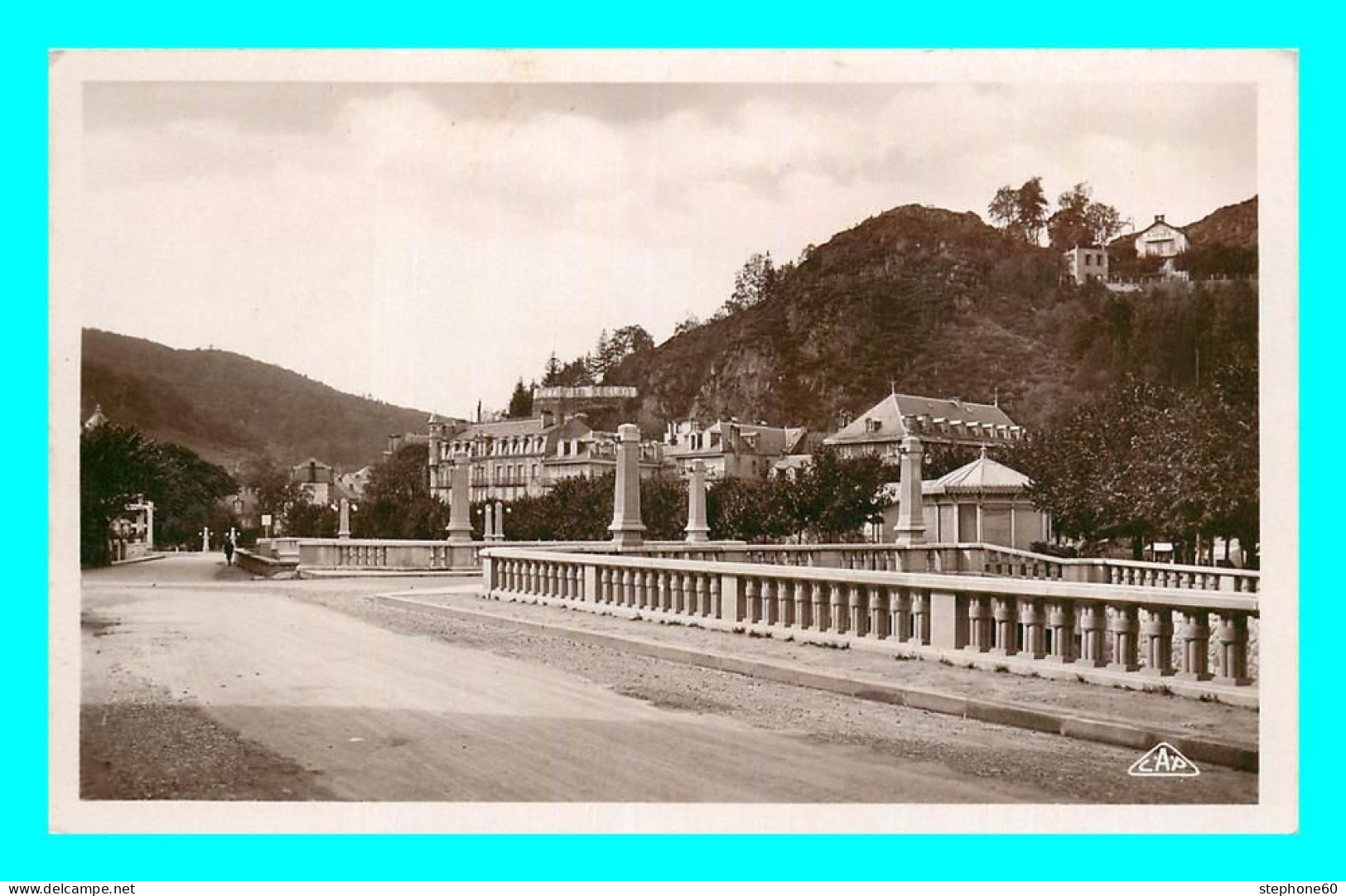 A864 / 015 63 - LA BOURBOULE Roche Des Fées Et Les Hotels - La Bourboule