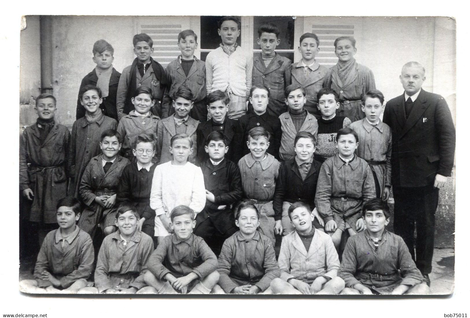 Carte Photo D'une Classe De Jeune Garcon Avec Leurs Maitre Posant Dans La Cour De Leurs école Vers 1950 - Personnes Anonymes