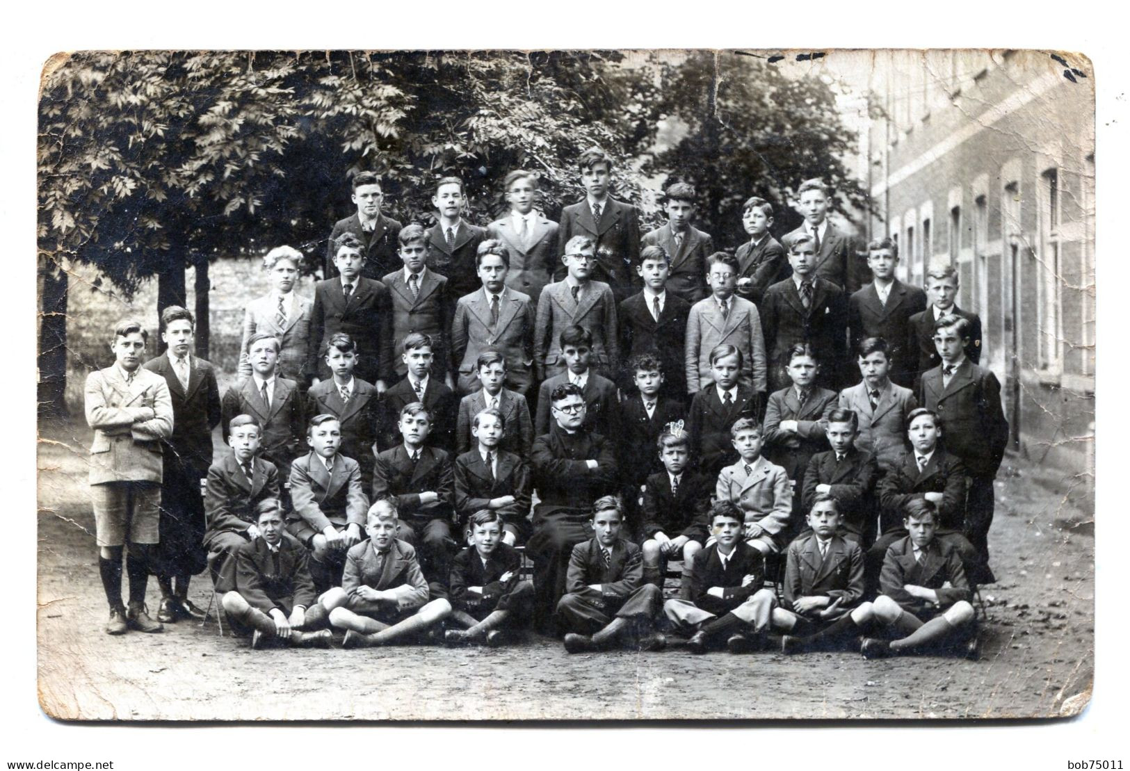 Carte Photo D'une Classe De Jeune Garcon élégant Posant Dans La Cour De Leurs école En 1939 - Anonymous Persons