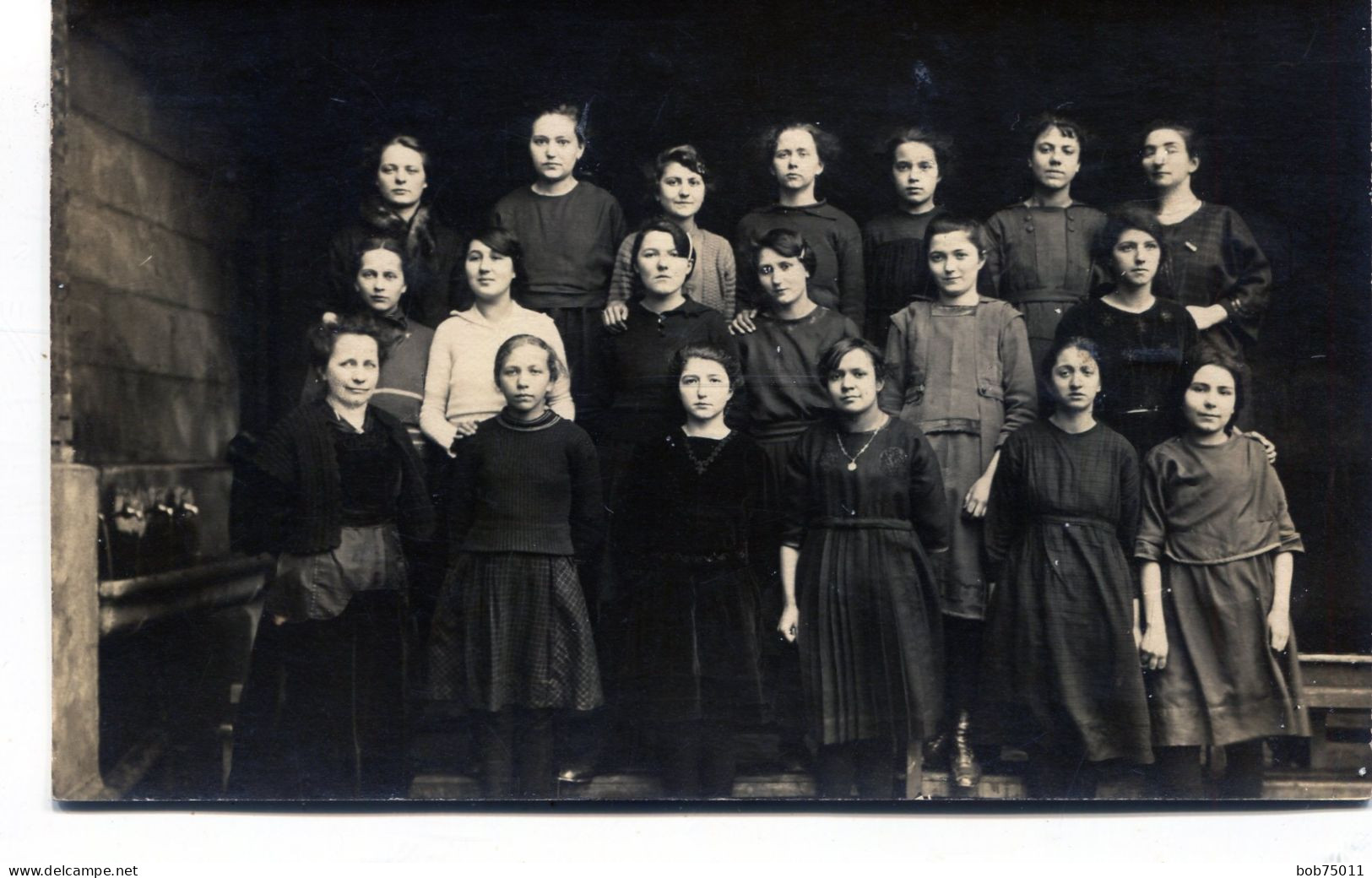 Carte Photo D'une Classe De Jeune Fille élégante Avec Leurs Maitresse Posant Dans La Cour De Leurs école En 1922 - Anonymous Persons