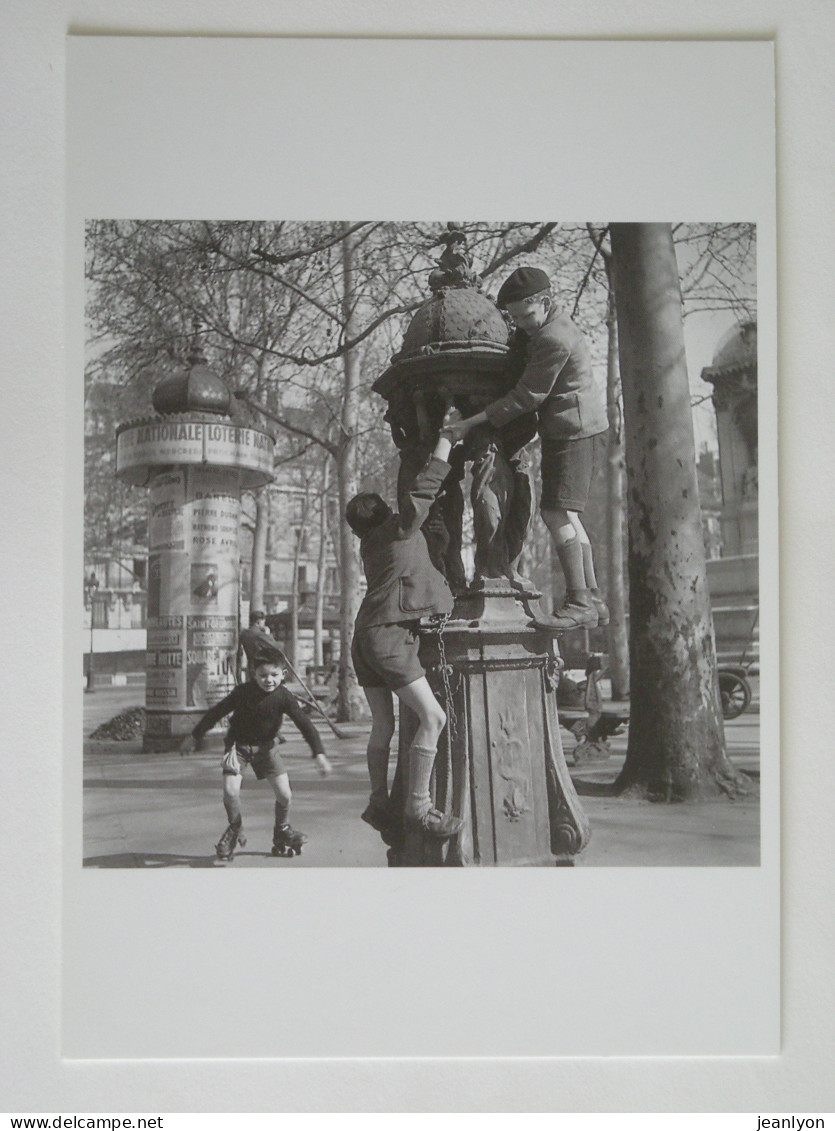 ENFANTS En Patin à Roulettes & Escaladant Fontaine Wallace - Carte Postale Moderne Issue D'une Photo Robert Doisneau - Scenes & Landscapes