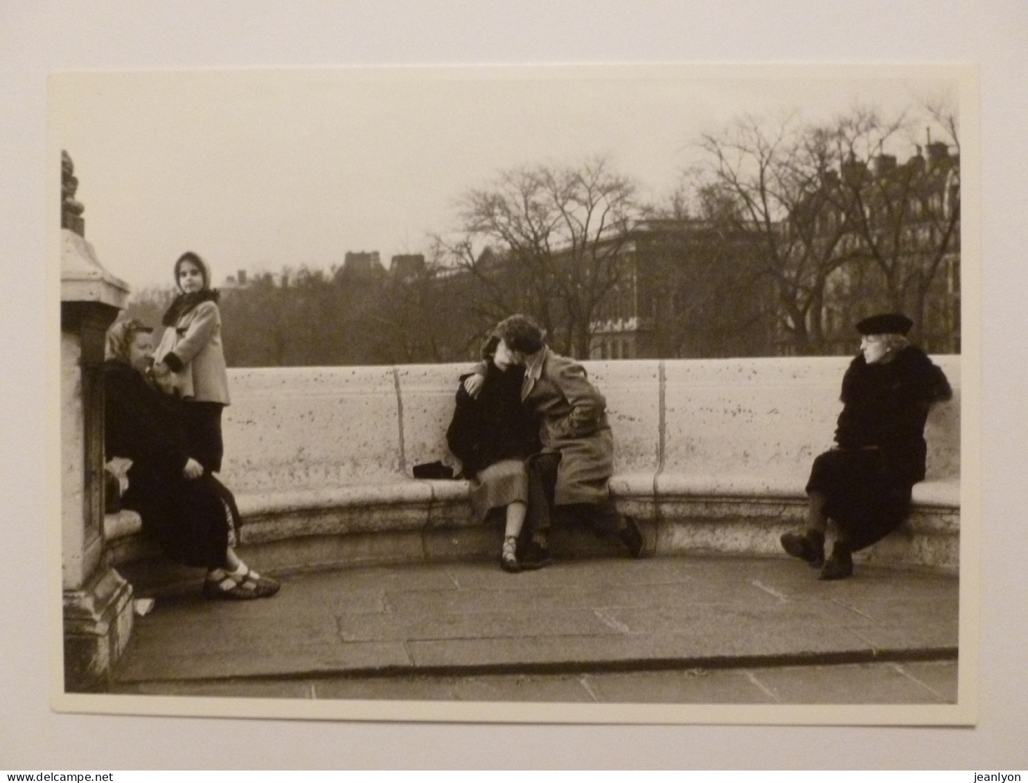 COUPLE / AMOUREUX - Pont Neuf - Femmes Assises à Coté - Carte Postale Moderne Issue D'une Photo De Robert DOISNEAU - Doisneau