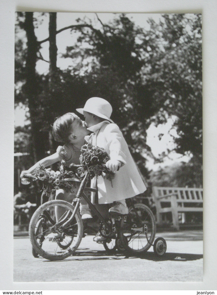 VELO / CYCLE - Petit Vélo Enfant - 2 Enfants S'embrassent - Carte Postale Moderne Issue D'une Photo Emeric Feher - Children And Family Groups