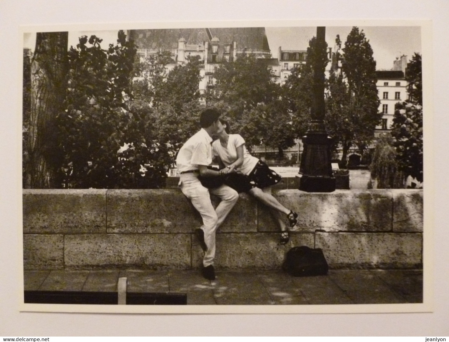 COUPLE S'EMBRASSANT - Ile St Louis, Paris - Carte Postale Moderne Issue D'une Photo De Edouard BOUBAT - Couples