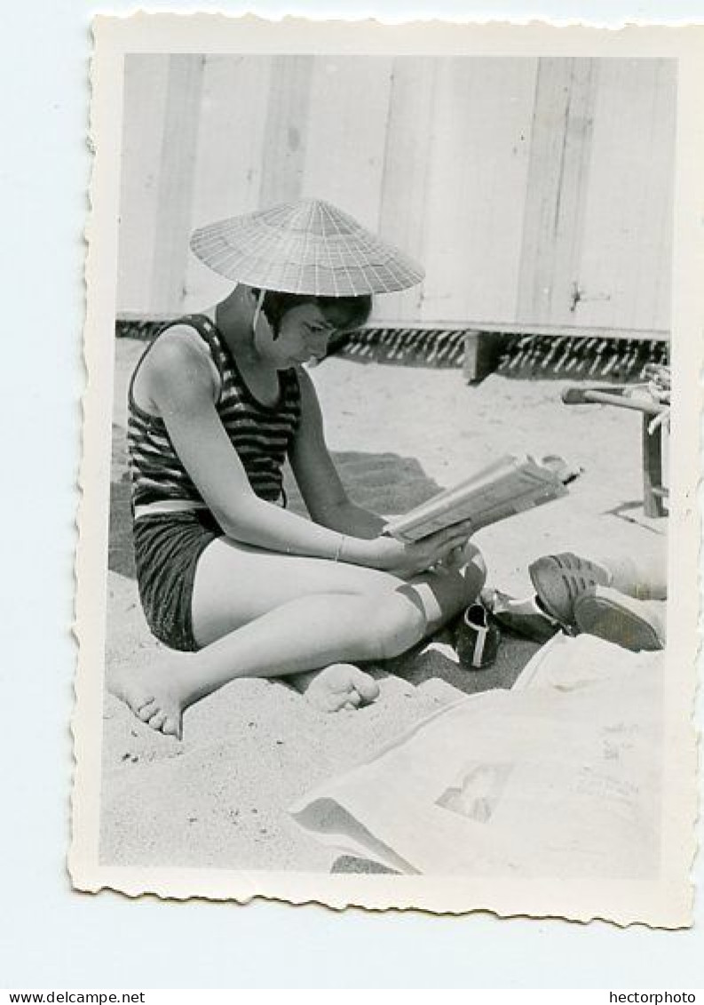 Snapshot Superbe Iconique Enfant Fille Plage Lecture Livre Portrait Id Sainte Maxime 1930 30s - Personnes Anonymes