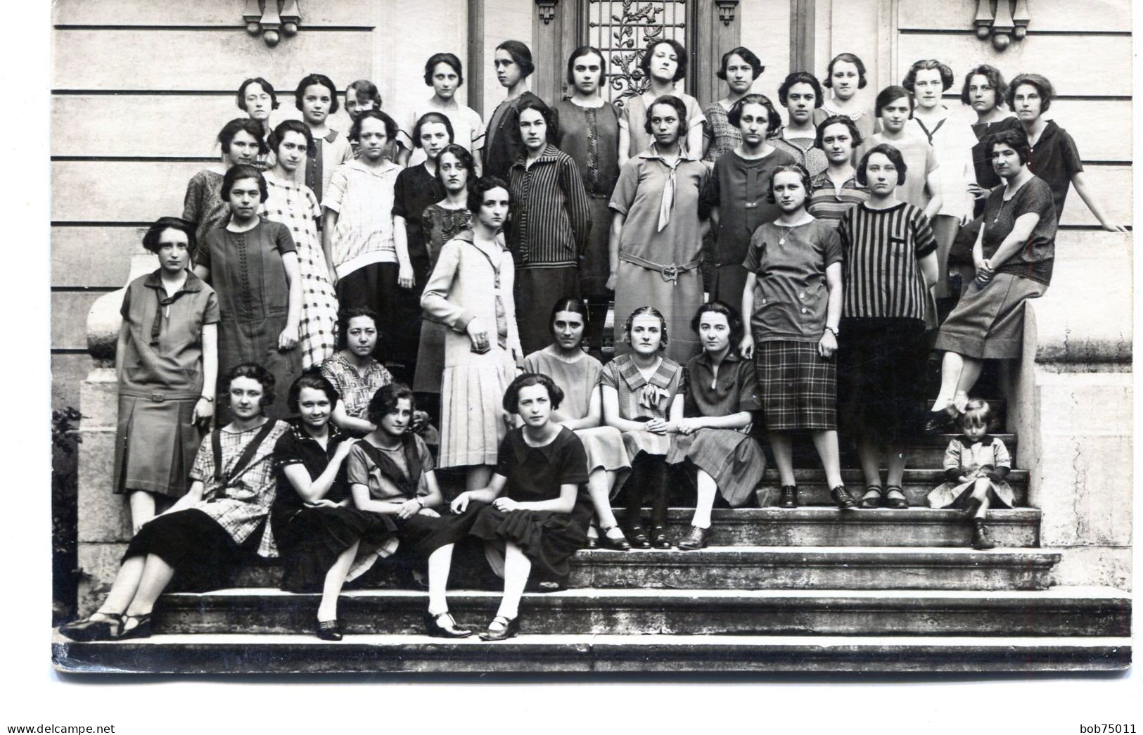 Carte Photo D'une Classe De Jeune Fille élégante Avec Leurs Maitresse Posant Sur Les Marche De Leurs école Vers 1930 - Anonymous Persons