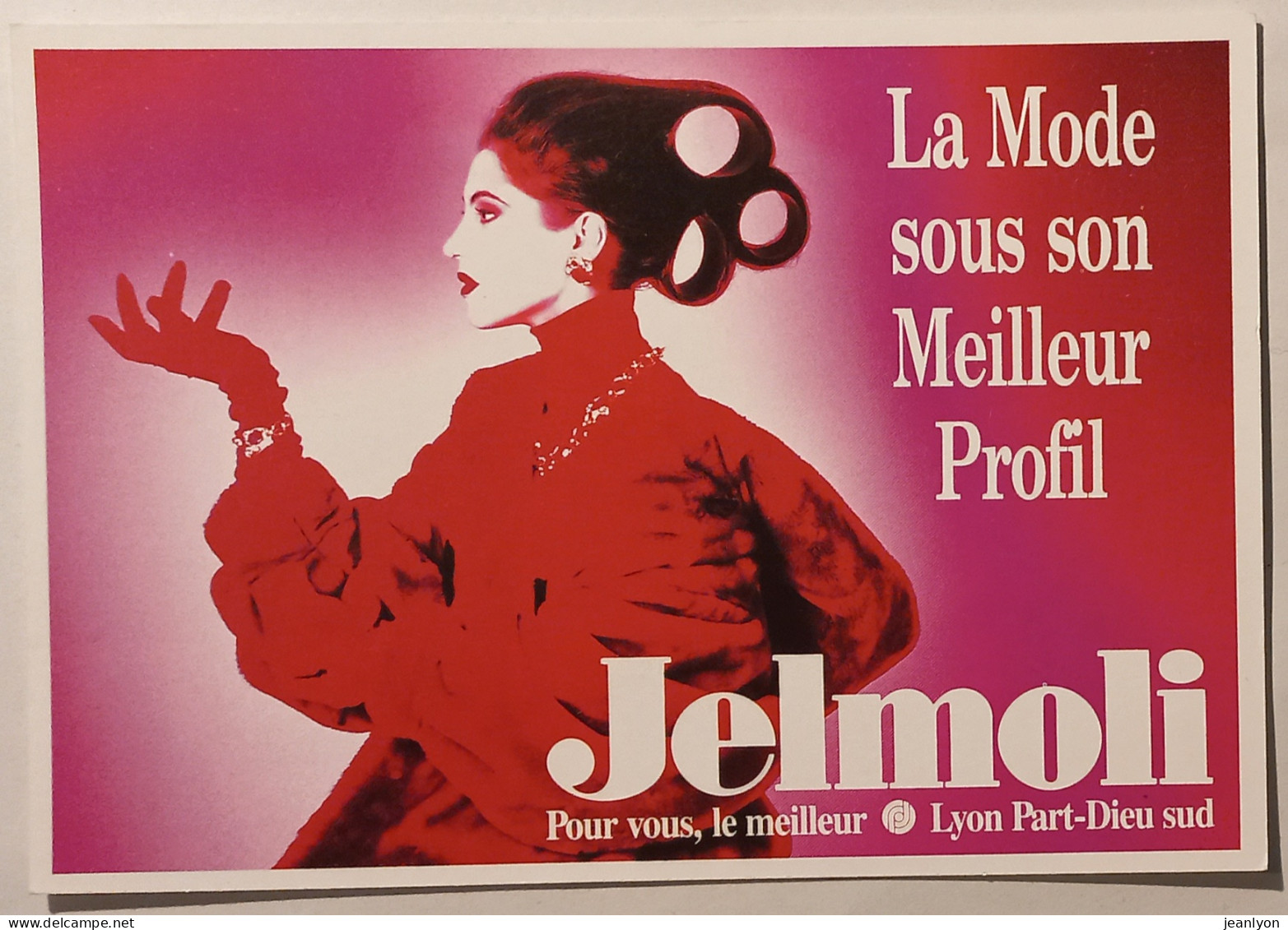 MODE - Profil De Femme Avec Robe Rouge / Gants - Coiffure Cheveux En Cercles - Carte Publicitaire JELMOLI Lyon Part Dieu - Mode