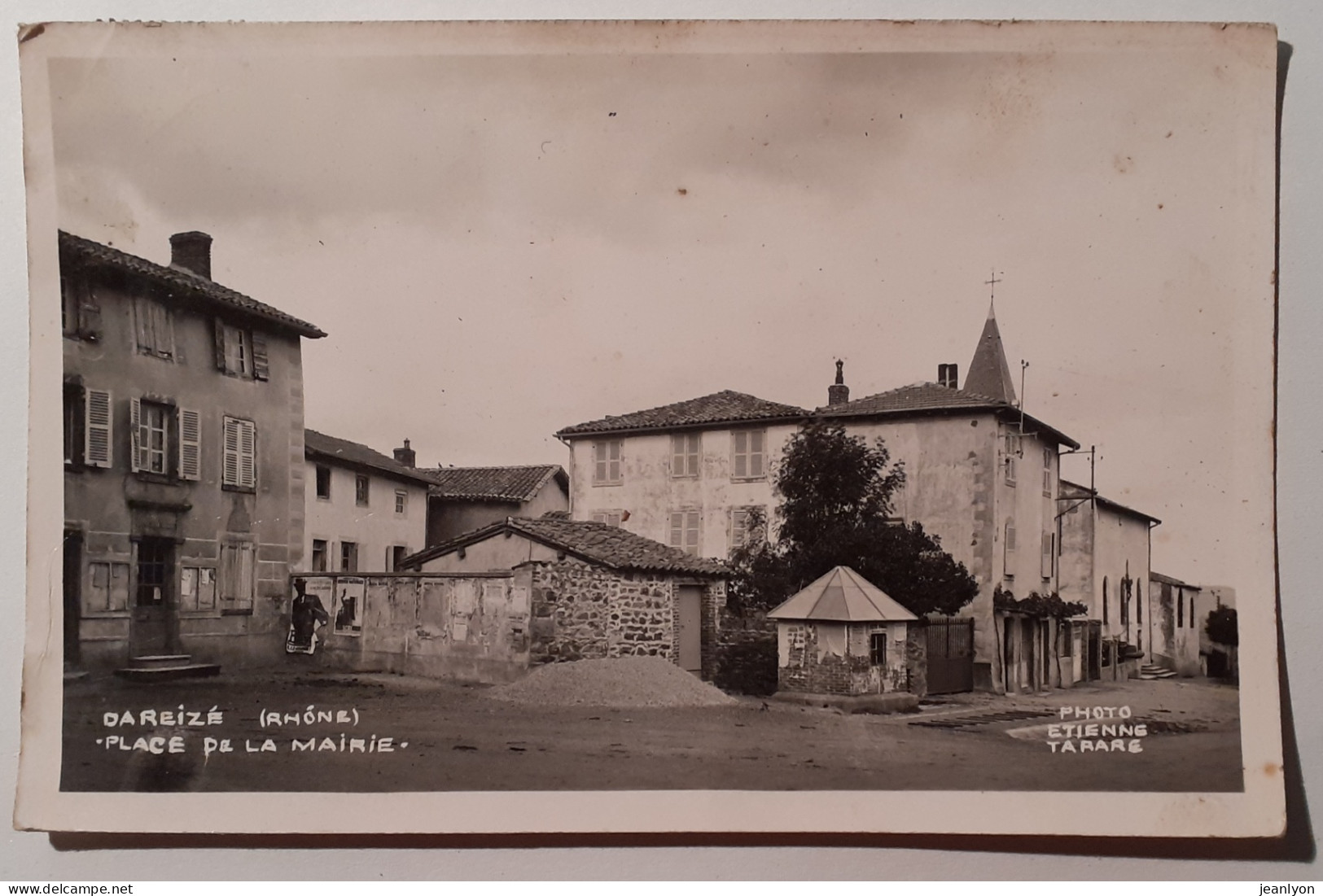 DAREIZE (69 Rhône) - Place De La Mairie - Clocher Eglise En Arrière Plan - Autres & Non Classés