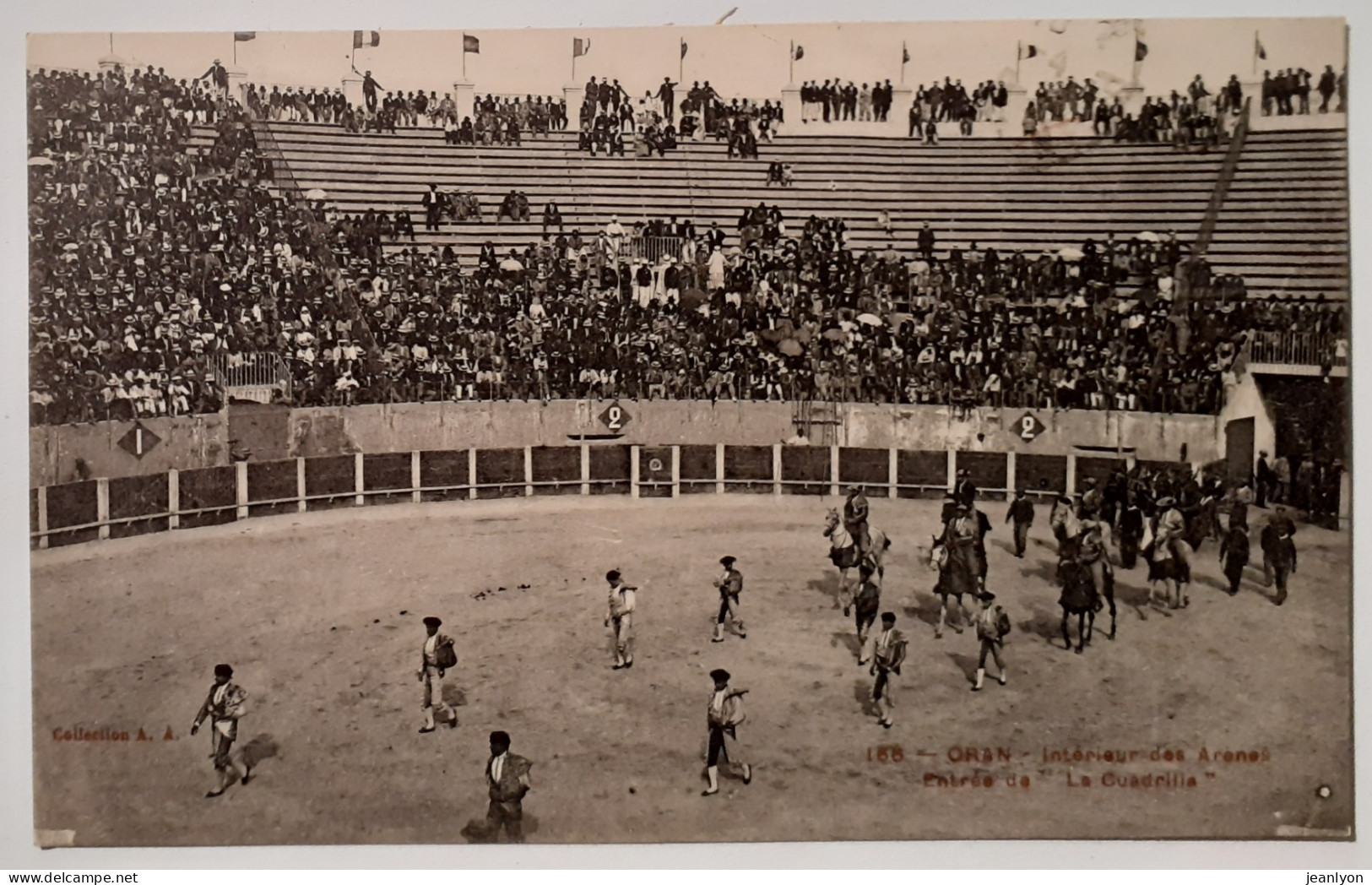 ORAN (Algérie) - ARENES / Intérieur - Entrée De La Cuadrilla / Toreros Dans L'arène - Gradin Avec Nombreux Spectateurs - Corrida