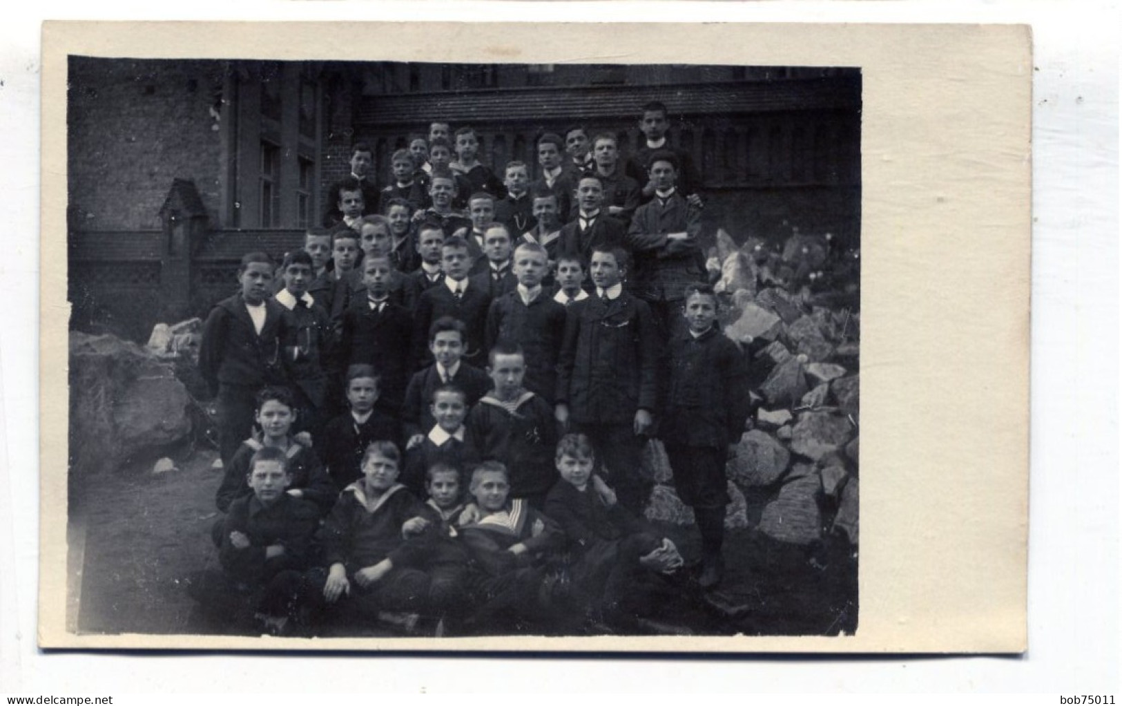 Carte Photo D'une Classe De Jeune Garcon élégant Posant Devant Leurs école Vers 1910 - Anonymous Persons