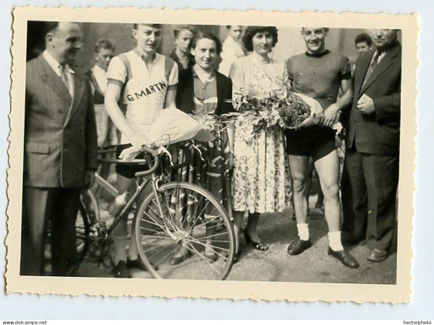 Snapshot Superbe Coureur Cycliste Cyclisme Course G MARTIN Fleur Arrivée Homme Femme 40s - Anonymous Persons