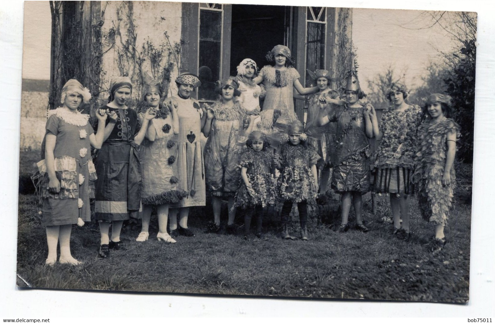 Carte Photo De Femmes Avec Des Jeune Fille élégante Déguisé Devant Leurs Maison Vers 1920 - Personnes Anonymes
