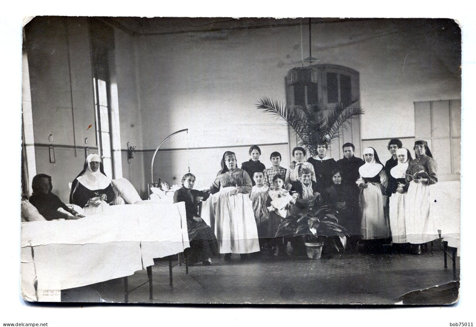 Carte Photo De Femmes Malade Avec Des Nones Infirmière Posant Dans Une Chambre D'hopital Vers 1920 - Personnes Anonymes