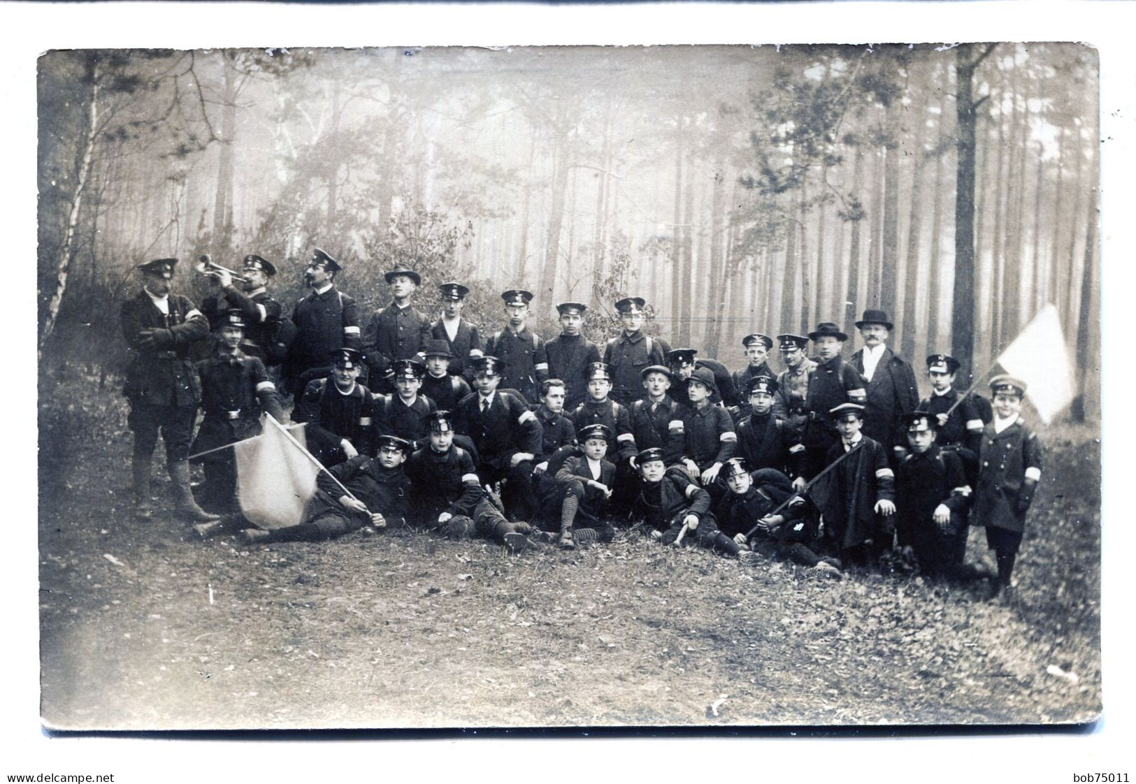 Carte Photo D'une Classe De Jeune Garcon D'une école Militaire Avec Leurs Maitre Dans Un Bois En 1915 - Anonymous Persons