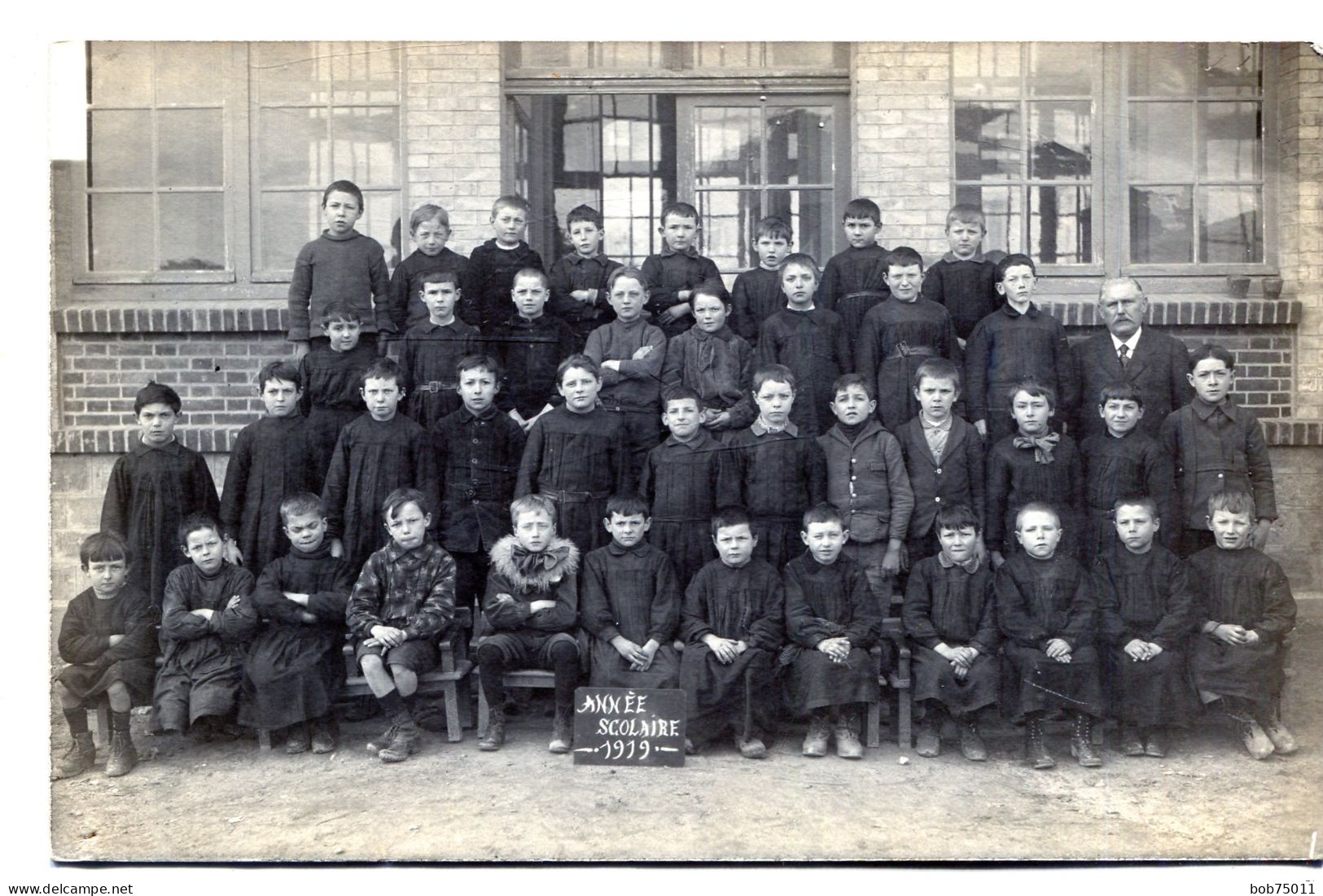 Carte Photo D'une Classe De Jeune Garcon Posant Dans La Cour De Leurs école Avec Leurs Professeur En 1919 - Personnes Anonymes