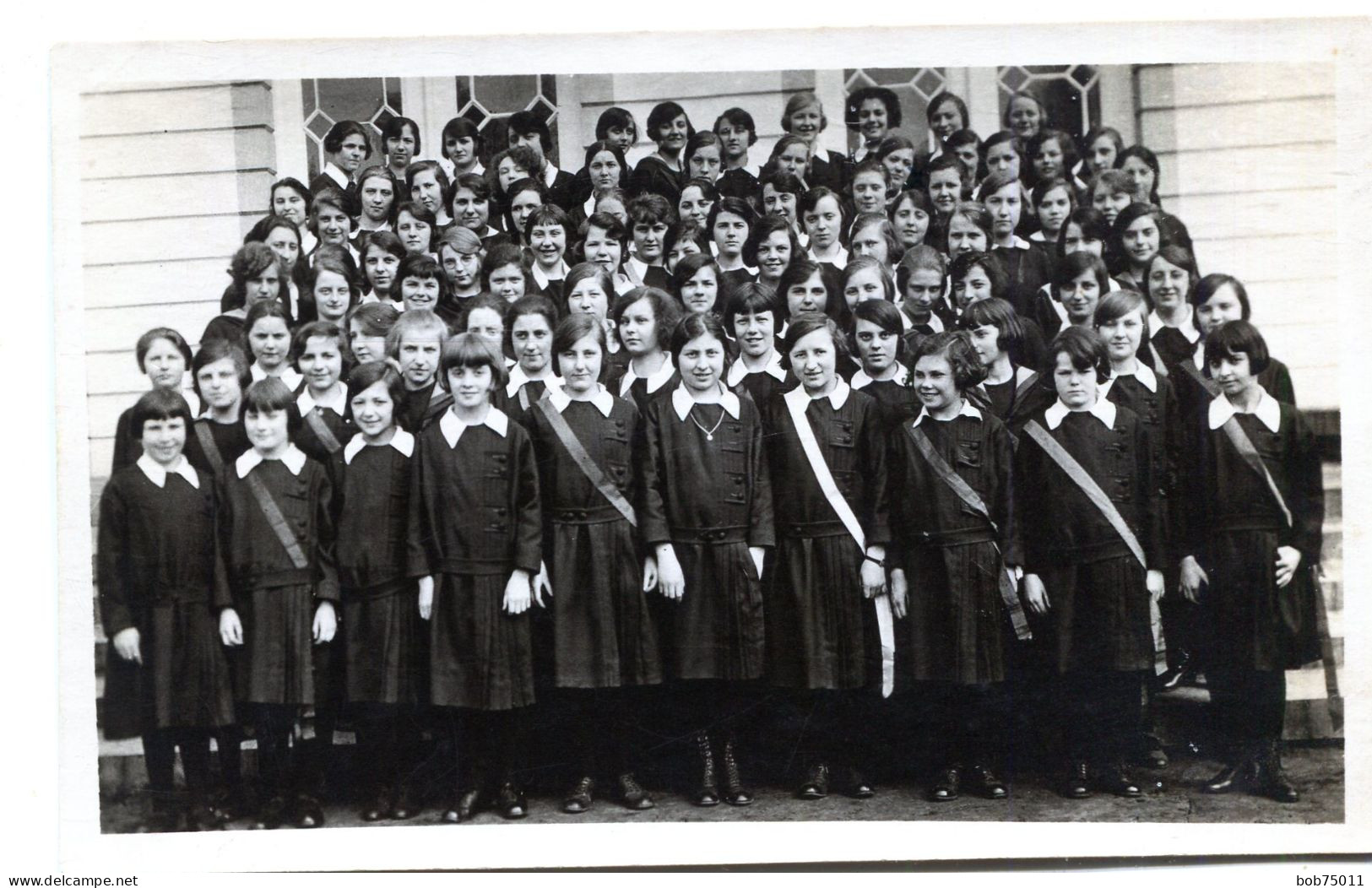 Carte Photo D'une école De Jeune Fille élégante Posant Devant Leurs école En 1925 - Personnes Anonymes