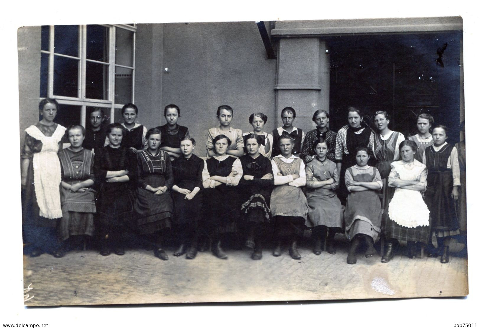 Carte Photo D'une Classe De Jeune Fille élégante Avec Leurs Maitresse Posant Dans Leurs école Vers 1920 - Personnes Anonymes