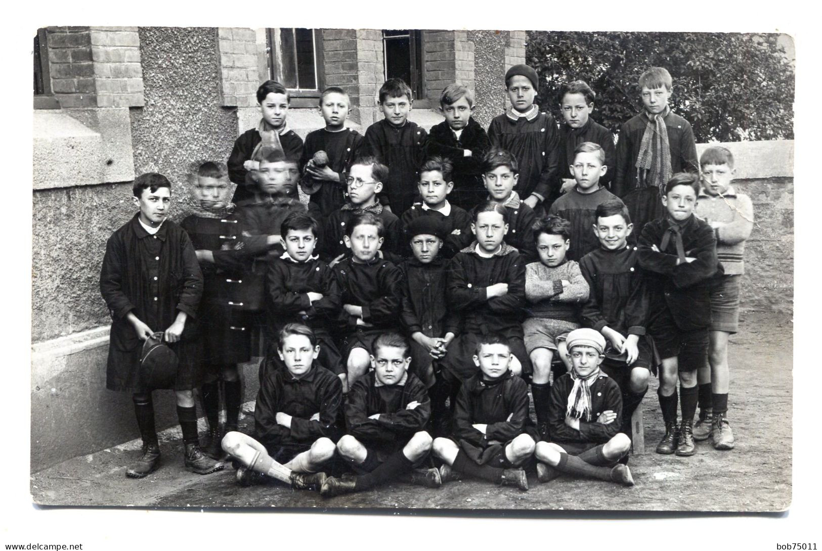 Carte Photo D'une Classe De Jeune Garcon élégant Posant Dans La Cour De Leurs école En 1933 - Anonymous Persons