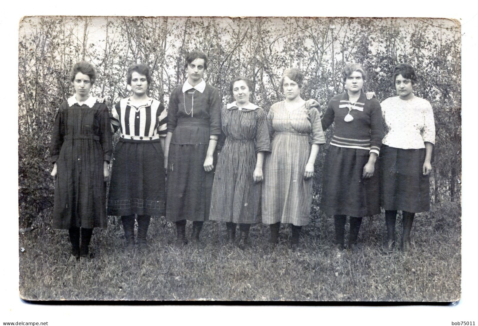 Carte Photo D'une Classe De Jeune Garcon élégant Posant Dans La Cour De Leurs école En 1933 - Personnes Anonymes