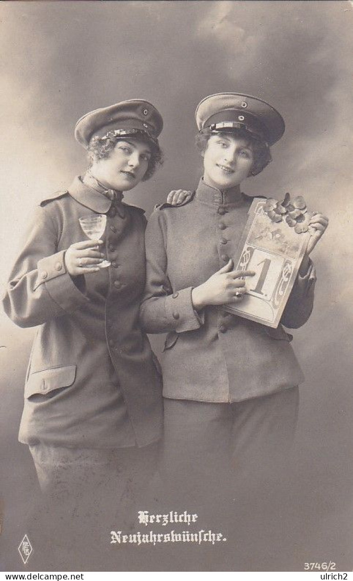 AK Herzliche Neujahrswünsche - Frauen In Uniform Mit Kalender Und Glas - 1915  (69042) - Año Nuevo