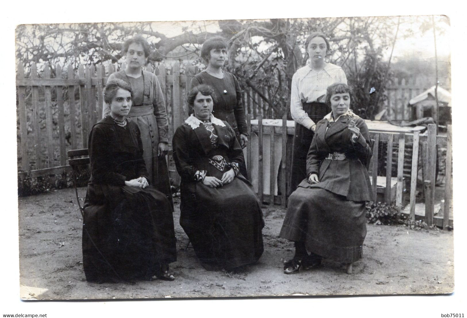 Carte Photo De Six Femmes élégante Posant Dans La Cour De Leurs Maison Vers 1920 - Personnes Anonymes