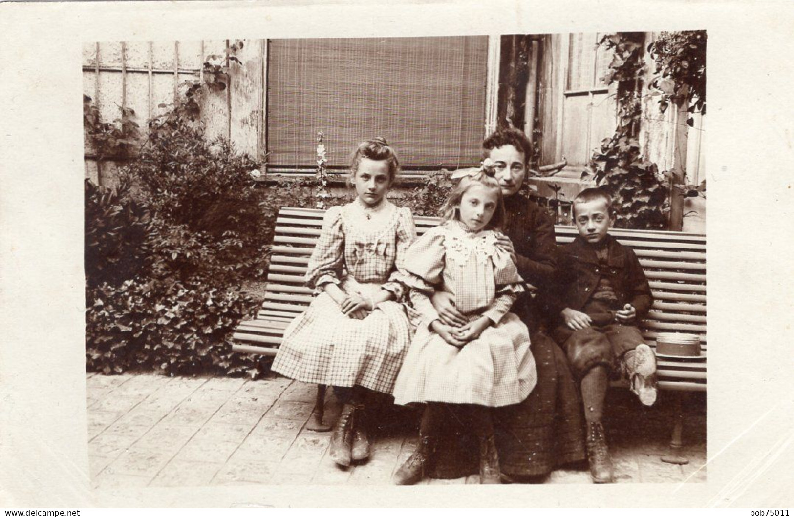 Carte Photo D'une Femme élégante Avec Ces Deux Jeune Fille Et Sont Garcon Dans Leurs Jardin Vers 1910 - Personas Anónimos