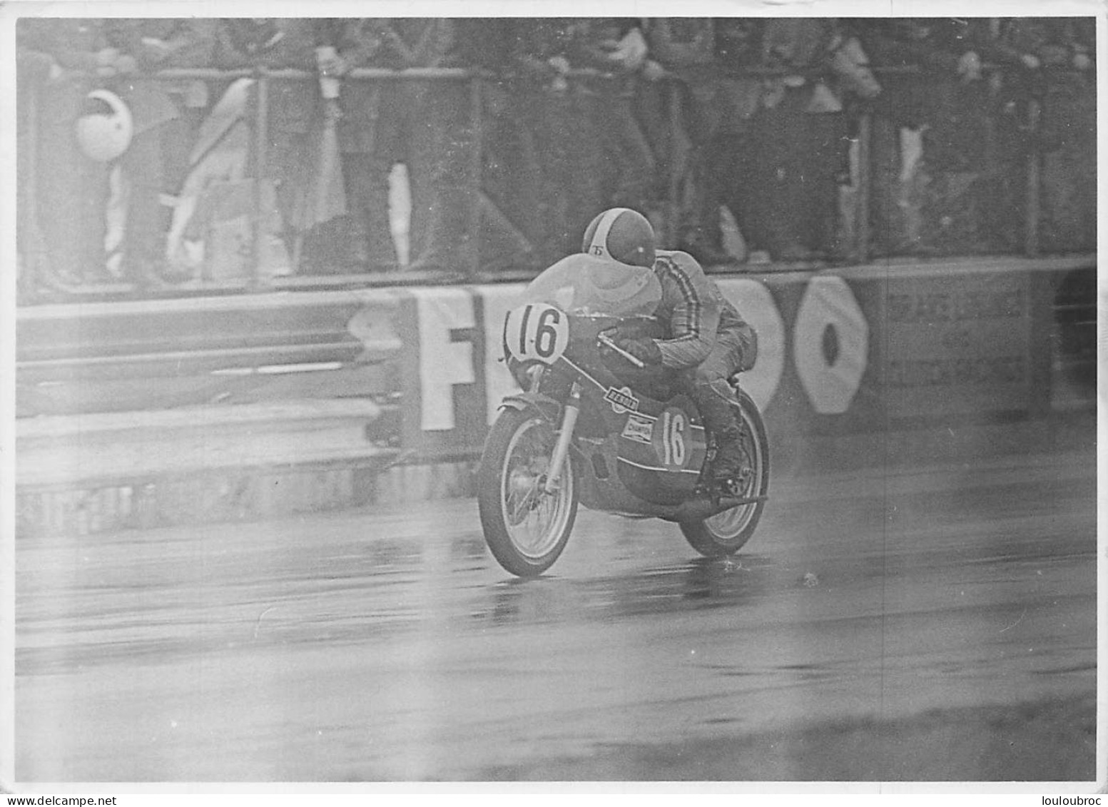 PILOTE  MOTO TONY RUTER  COURSE ANNEE 1974 YAMAHA   RACE OF THE YEAR PHOTO DE PRESSE ORIGINALE 18X13CM - Deportes