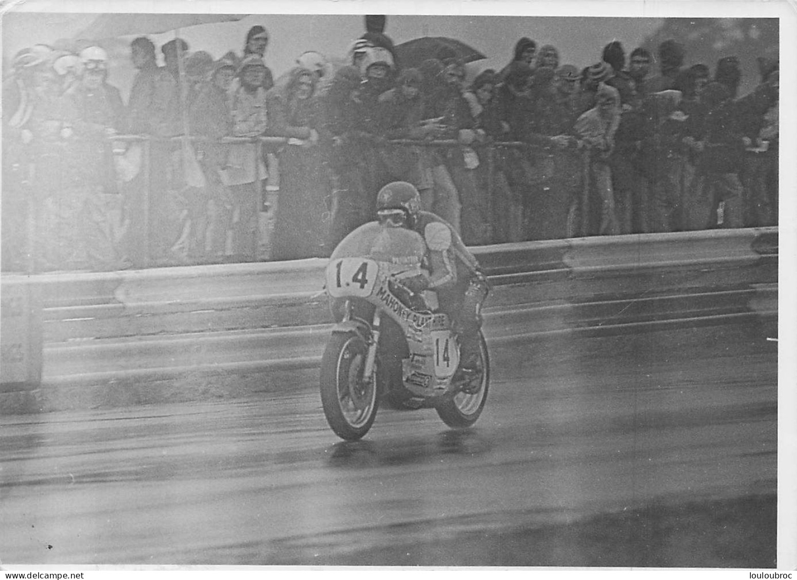 PILOTE MOTO PAT MAHONEY COURSE DE L'ANNEE 1974  RACE OF THE YEAR PHOTO DE PRESSE ORIGINALE 18X13CM - Sports