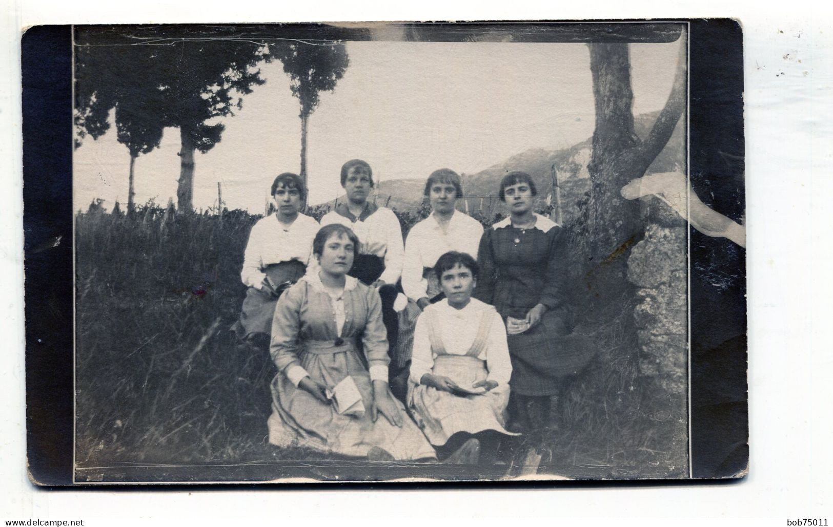 Carte Photo D'une Femme élégante Avec Ces Cinq Jeune Fille A La Campagne Vers 1920 - Personas Anónimos