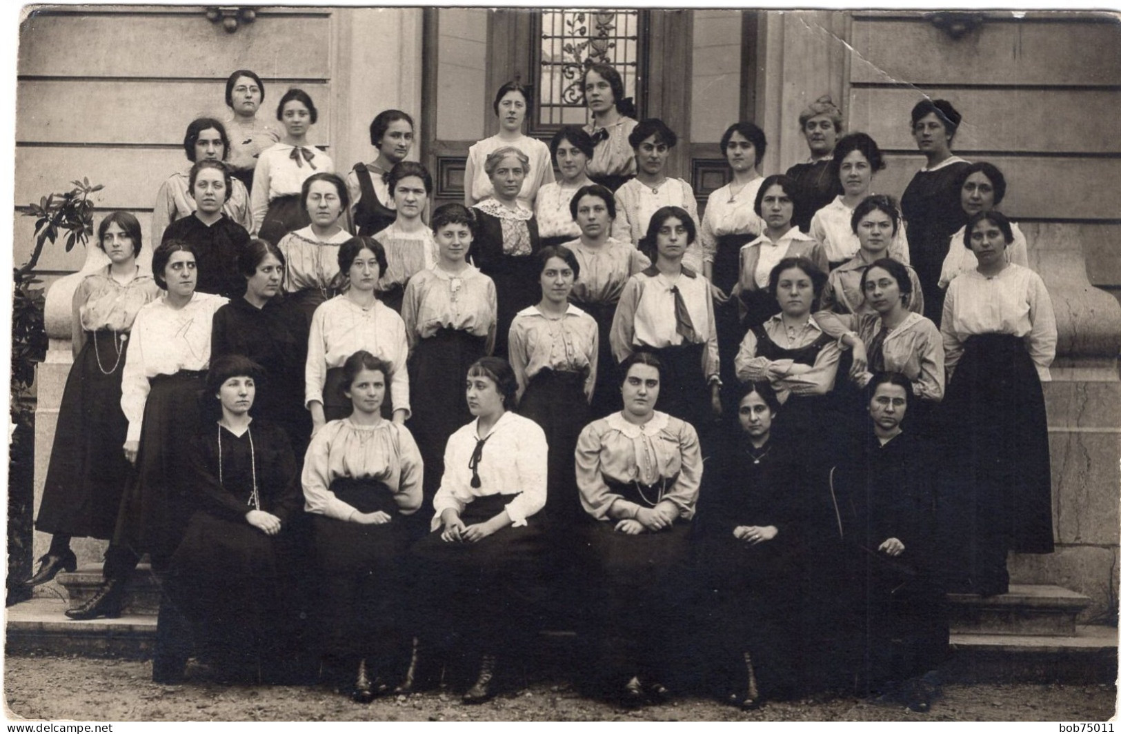 Carte Photo De Jeune Femmes élégante Posant Devant Leurs école Vers 1910 - Personas Anónimos