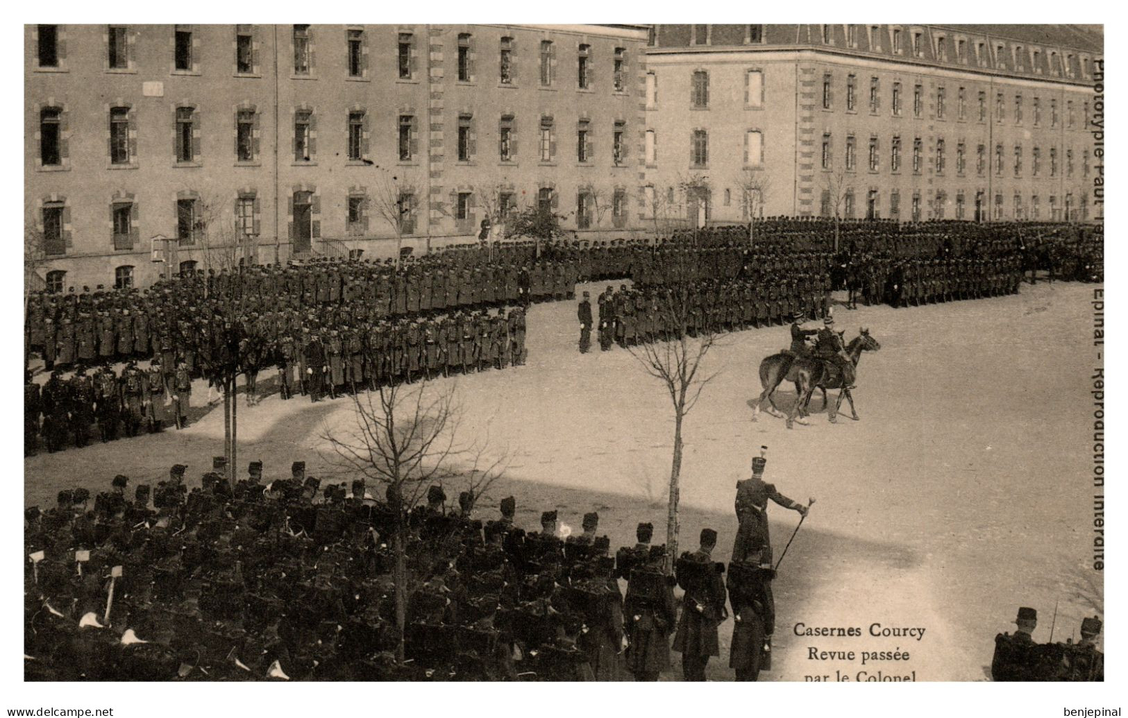 Epinal - Casernes Courcy - Revue Passée Par Le Colonel (vue 1) - Epinal